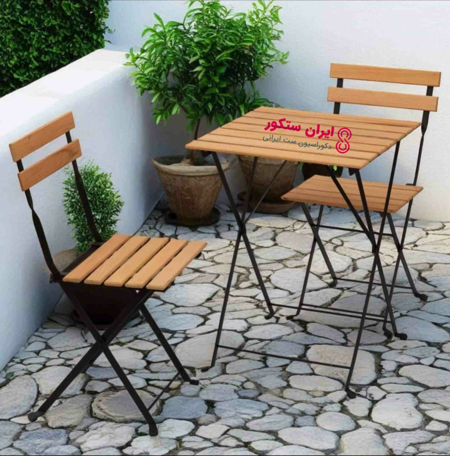 ست میز تاشو چوبی روی بالکن مدرن