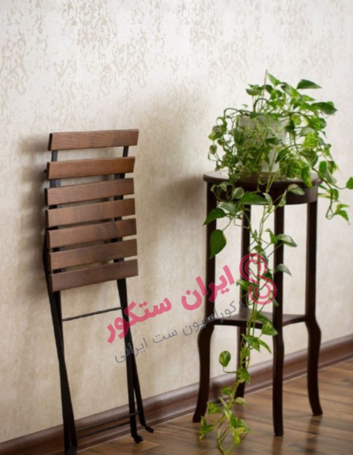 صندلی تاشو چوبی در حالت جمع شده
